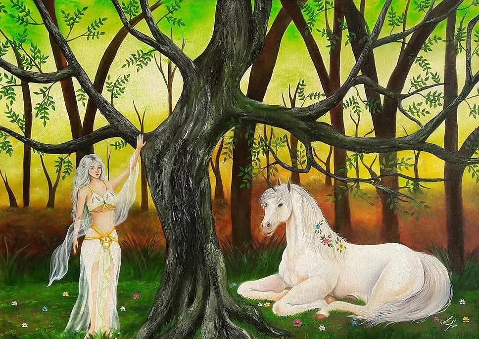 Mulher e unicórnio branco numa floresta ao entardecer