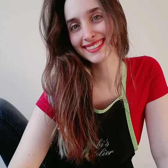 Retrato de Fabiana sorrindo, de avental com o nome do atelier