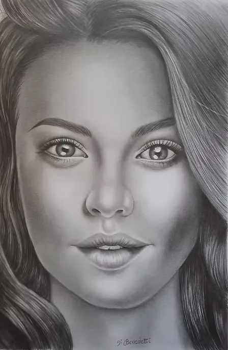Retrato realista a grafite de uma mulher de olhar intenso