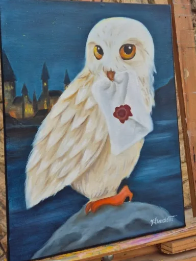 Pintura de uma coruja branca sobre uma pedra, com um castelo ao fundo