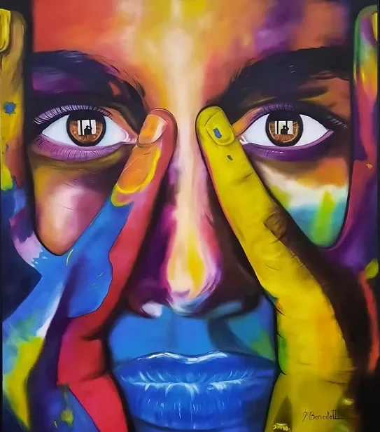 Pintura de um rosto em cores vibrantes, com as mãos cobrindo parte do rosto